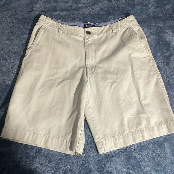 Bass Cream Flat Front Shorts with Classic Elegance - Picture 1 of 4